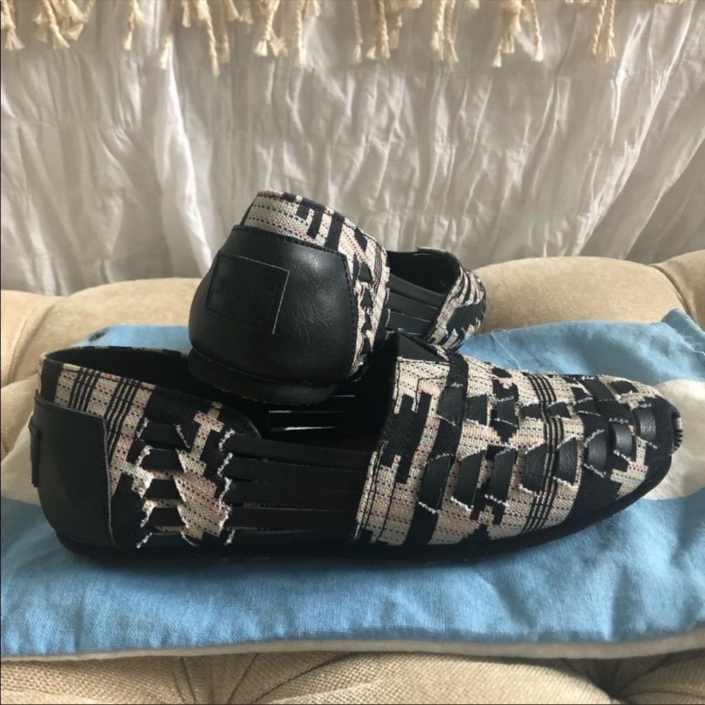Toms- Adorable!! Size 8.5